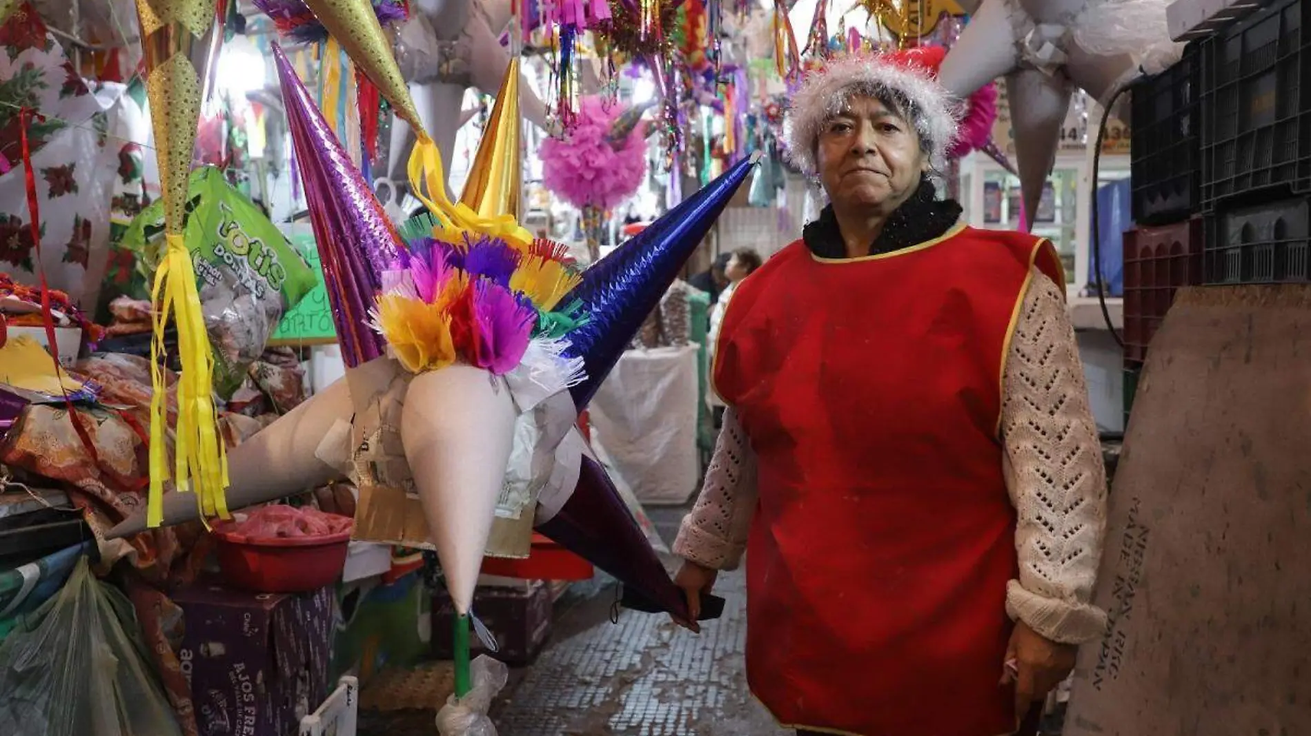 Rosy Ortiz lleva 40 años elaborando piñatas 